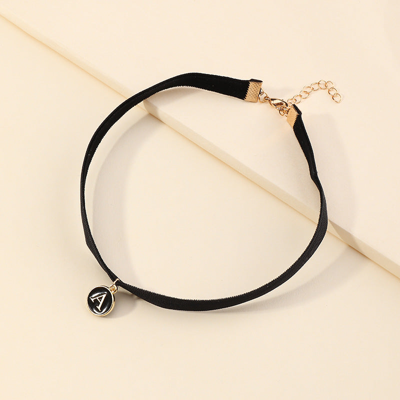 Collar con colgante de letra A geométrica para niñas en metal con acabado chapado estilo gargantilla negra