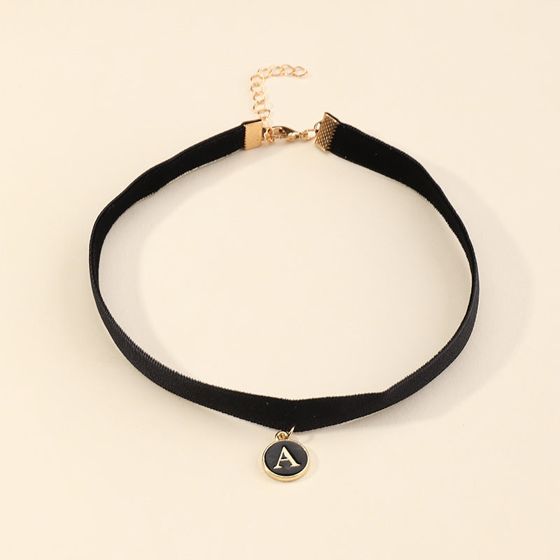 Collar con colgante de letra A geométrica para niñas en metal con acabado chapado estilo gargantilla negra