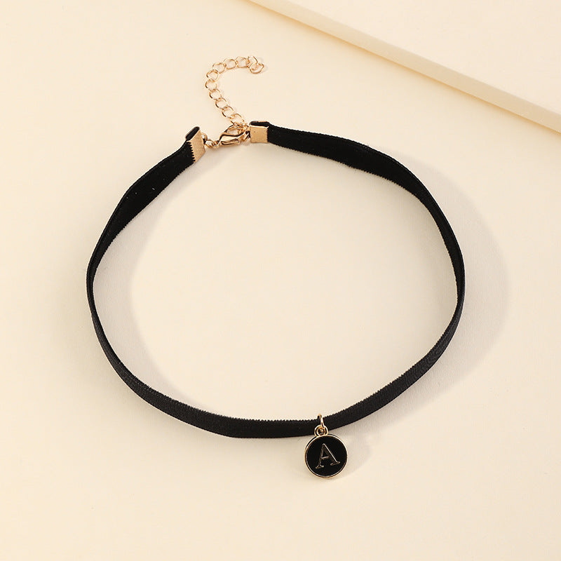 Collar con colgante de letra A geométrica para niñas en metal con acabado chapado estilo gargantilla negra