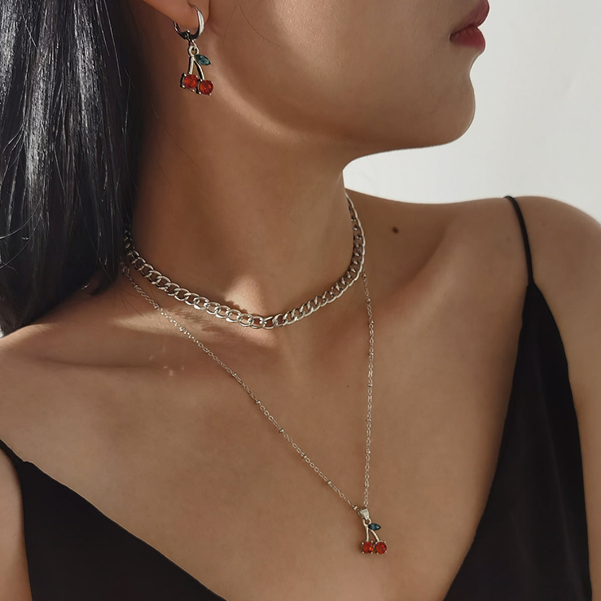 Collana con ciondolo a forma di frutta da donna, gioielli in lega con catena a croce stile fresco e dolce minimalista, design semplice e versatile