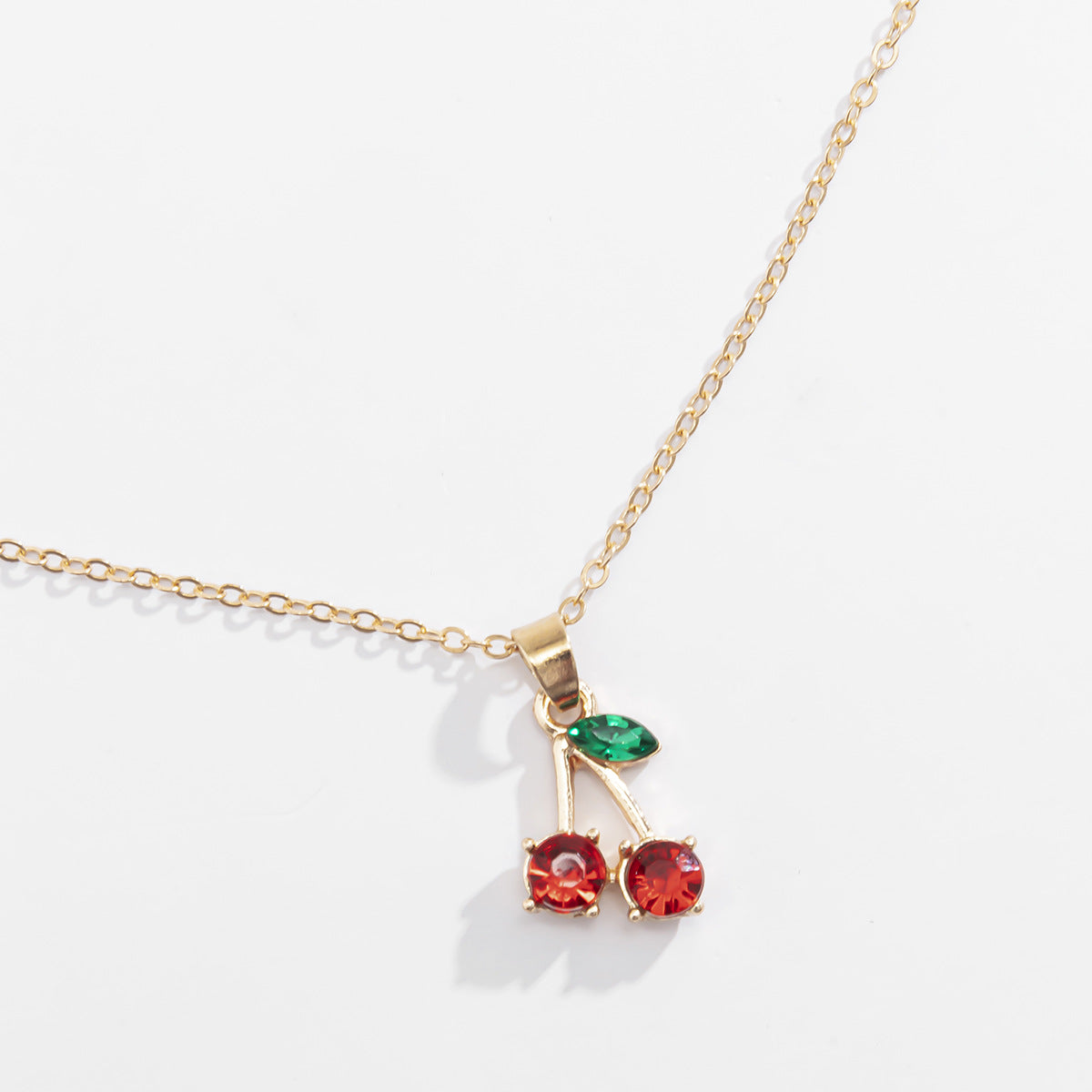 Collana con ciondolo a forma di frutta da donna, gioielli in lega con catena a croce stile fresco e dolce minimalista, design semplice e versatile