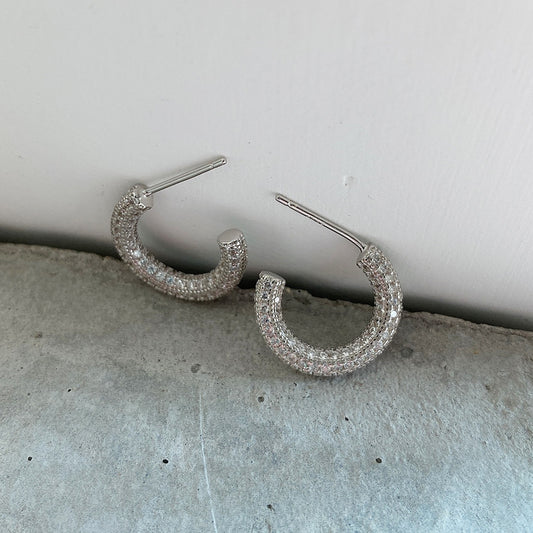 Pendientes de tuerca de plata de ley 925 chapados en oro blanco, minimalistas y delicados, con circonitas para mujer