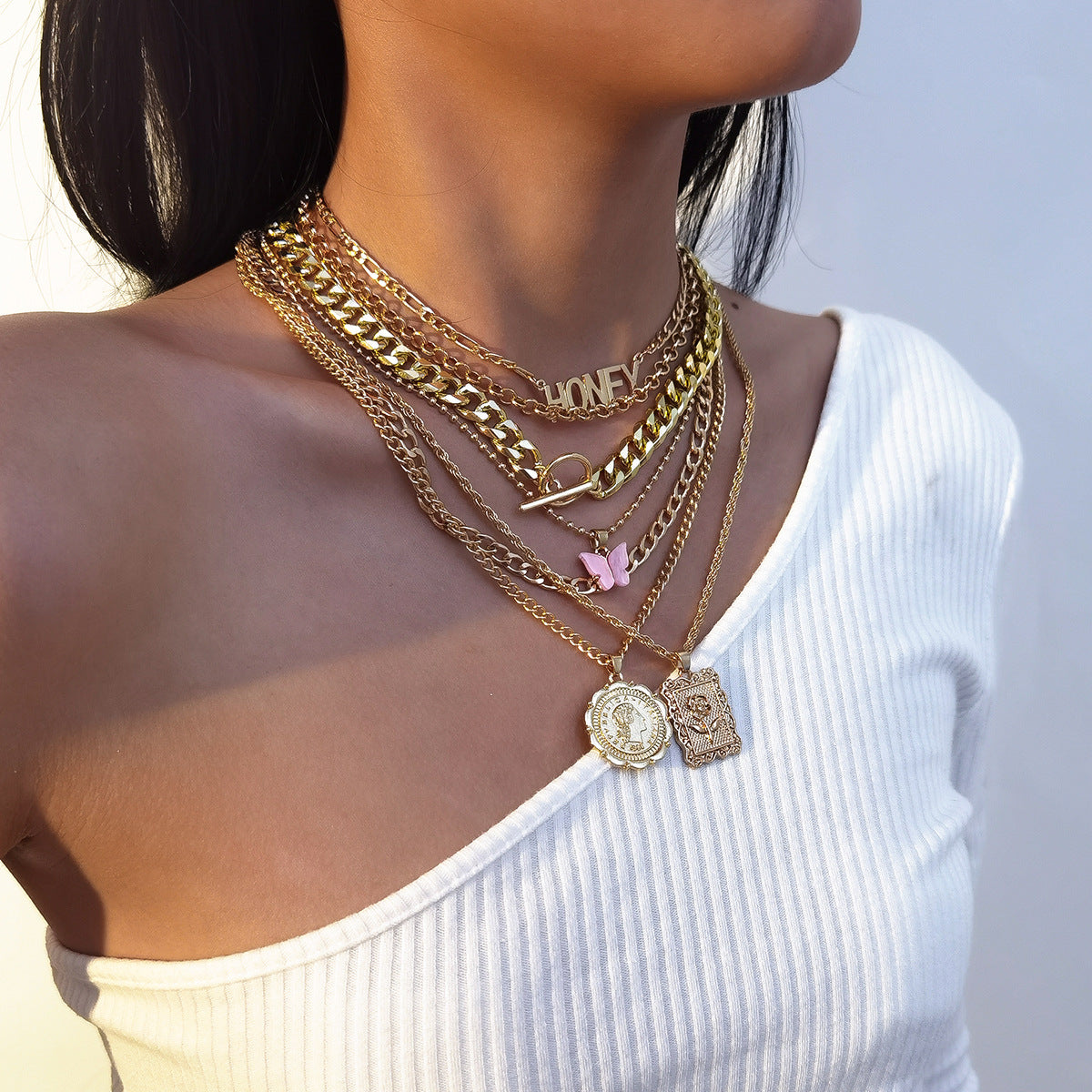 Collar con colgante de mariposa con letras geométricas para mujer, joyería vintage de aleación chapada con cadena cruzada
