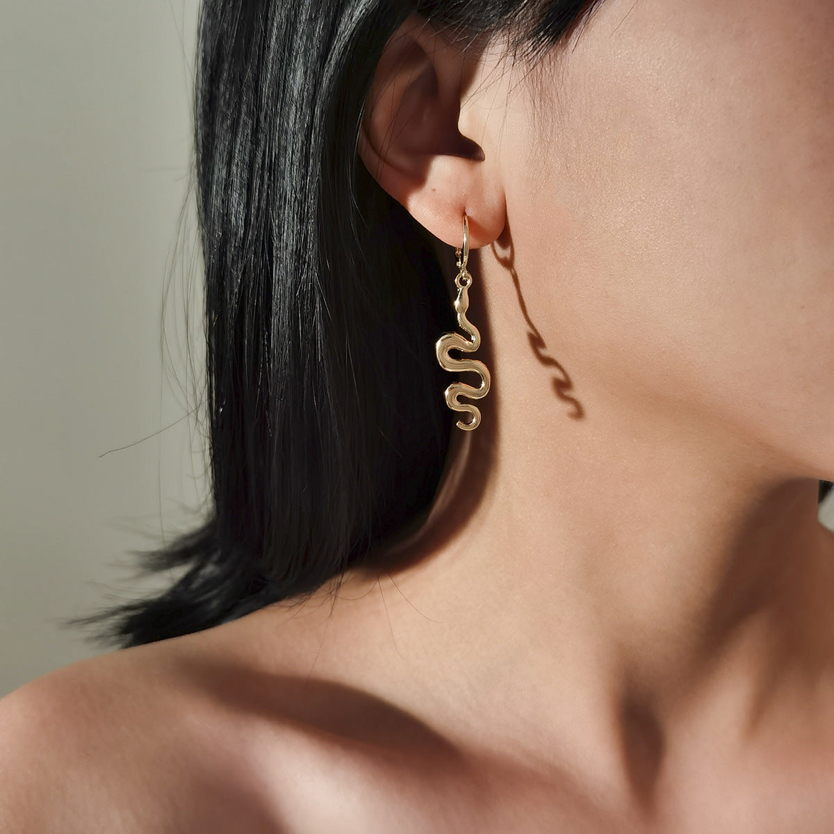 Orecchini a clip con farfalla geometrica da donna, orecchini minimalistici in lega placcata stile animale, gioielli di tendenza