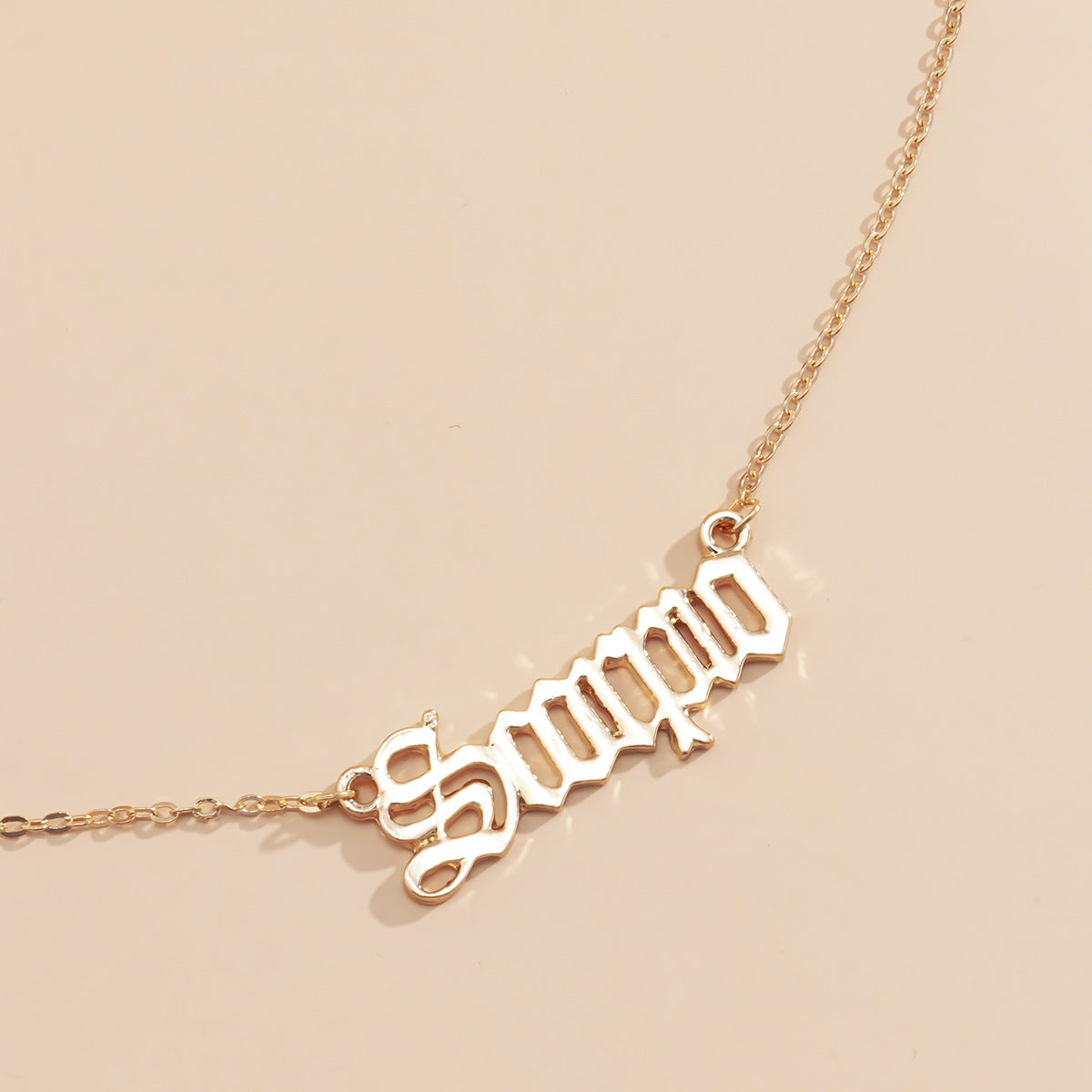 Collar con dije de letra geométrica para mujer - Cadena de aleación vintage minimalista con incrustaciones de diamantes de imitación, cadena de hierro chapado en cobre, diseño elegante y atemporal
