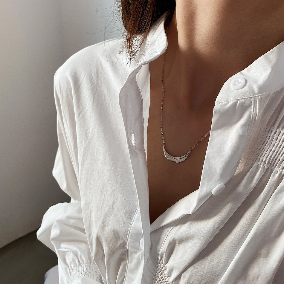 Collana da donna minimalista in argento sterling 925 con texture a foglia