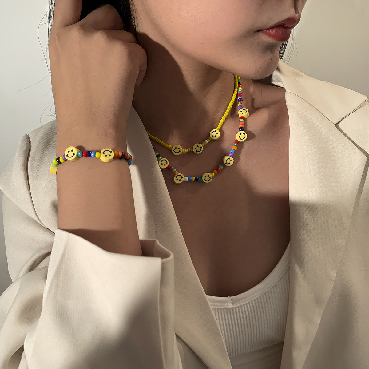 Collar Minimalista Geométrico de Cuentas con Colgante de Cara Sonriente - Conjunto de Cadenas de Mujer Multicapa Hecho a Mano
