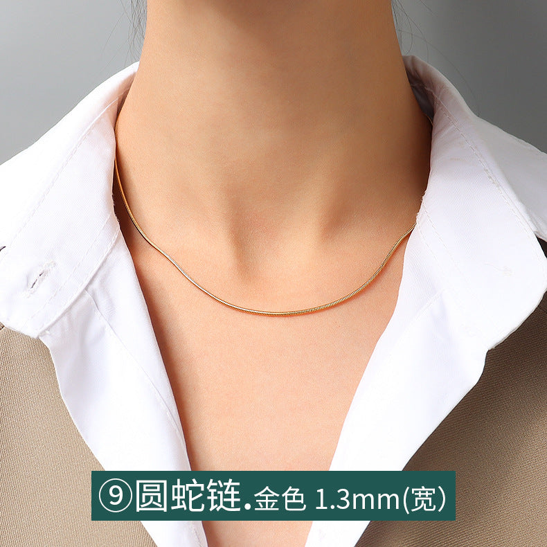Collana a catena serpentina in acciaio al titanio placcato oro 18 carati, stile lusso leggero, con design a linea geometrica ondulata da donna