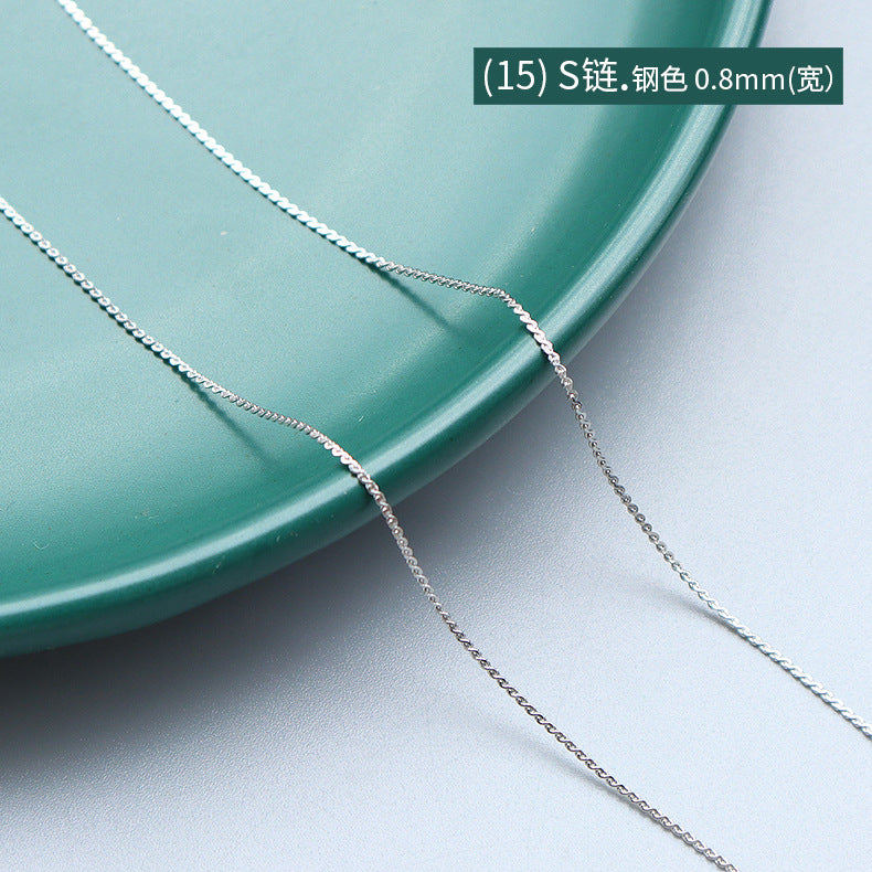 Collana a catena serpentina in acciaio al titanio placcato oro 18 carati, stile lusso leggero, con design a linea geometrica ondulata da donna