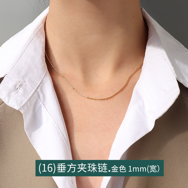 Collana a catena serpentina in acciaio al titanio placcato oro 18 carati, stile lusso leggero, con design a linea geometrica ondulata da donna