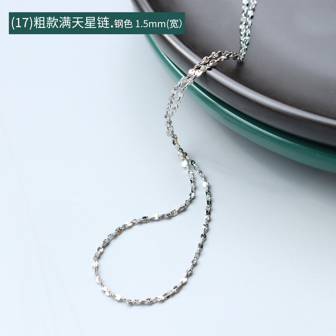 Collana a catena serpentina in acciaio al titanio placcato oro 18 carati, stile lusso leggero, con design a linea geometrica ondulata da donna