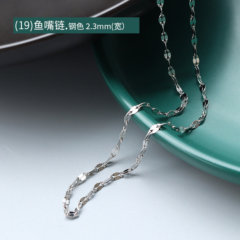 Collana a catena serpentina in acciaio al titanio placcato oro 18 carati, stile lusso leggero, con design a linea geometrica ondulata da donna
