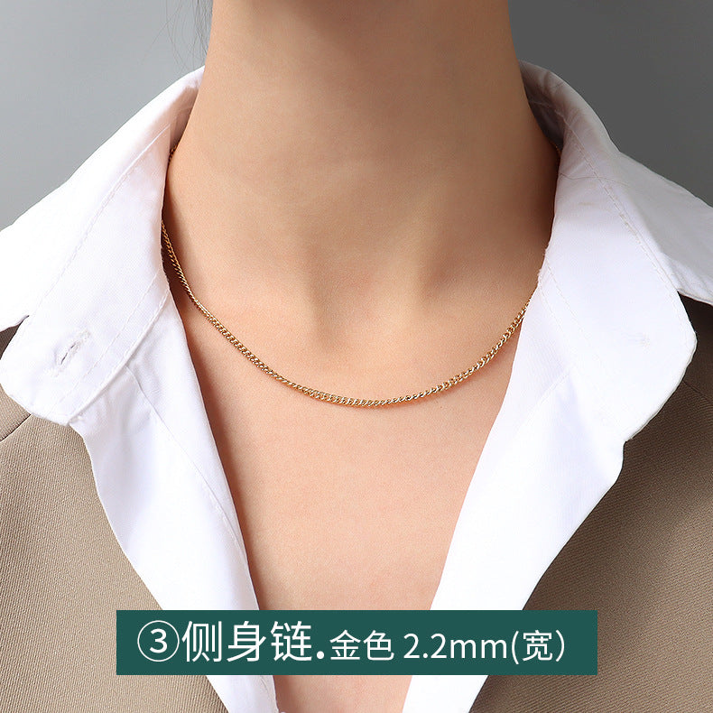 Collana a catena serpentina in acciaio al titanio placcato oro 18 carati, stile lusso leggero, con design a linea geometrica ondulata da donna