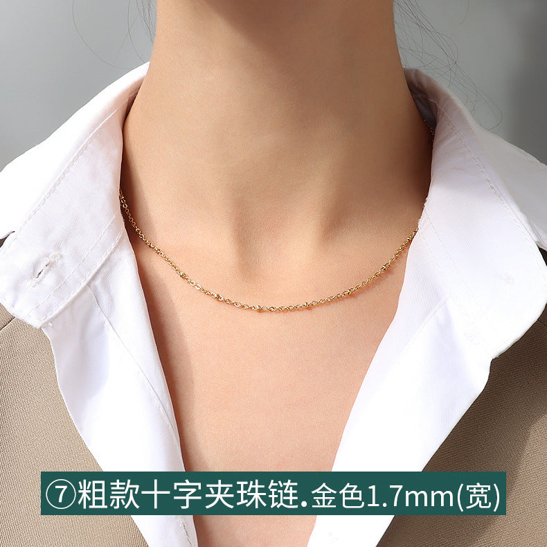 Collana a catena serpentina in acciaio al titanio placcato oro 18 carati, stile lusso leggero, con design a linea geometrica ondulata da donna