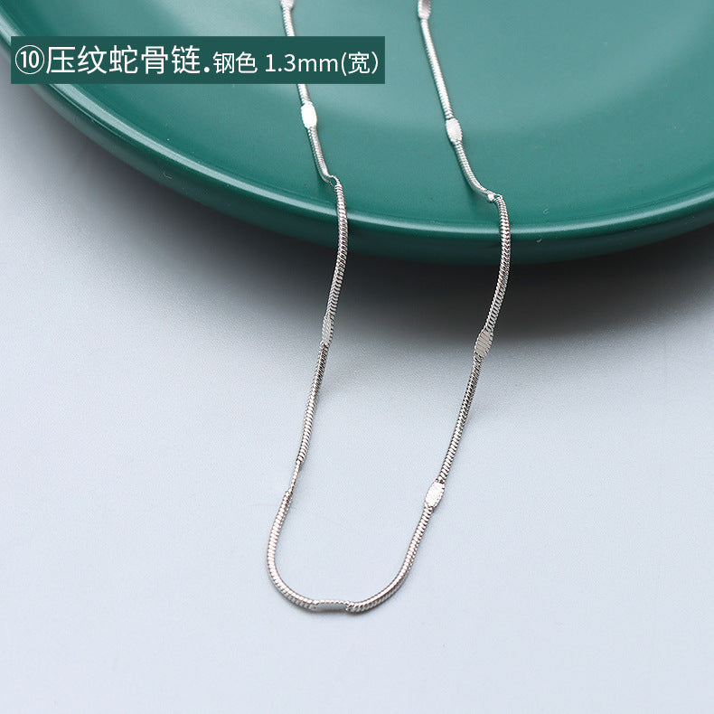 Collana a catena serpentina in acciaio al titanio placcato oro 18 carati, stile lusso leggero, con design a linea geometrica ondulata da donna