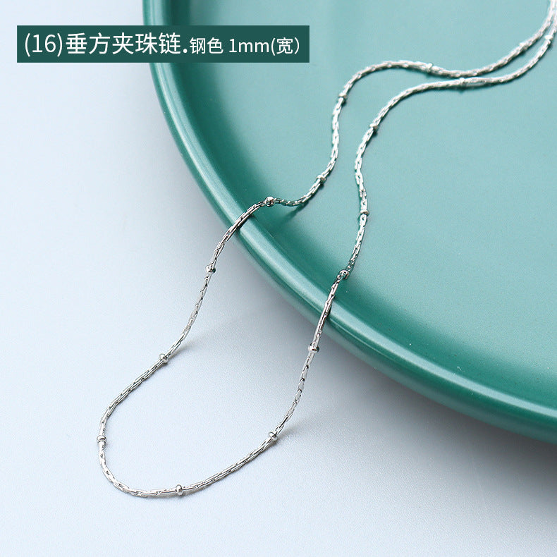 Collana a catena serpentina in acciaio al titanio placcato oro 18 carati, stile lusso leggero, con design a linea geometrica ondulata da donna