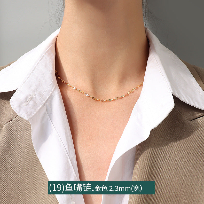Collana a catena serpentina in acciaio al titanio placcato oro 18 carati, stile lusso leggero, con design a linea geometrica ondulata da donna