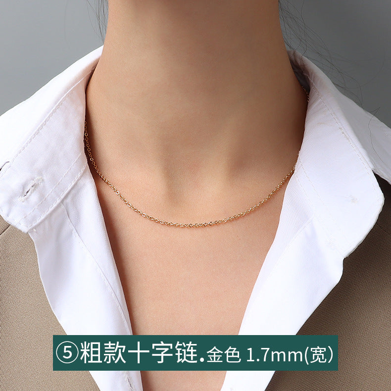 Collana a catena serpentina in acciaio al titanio placcato oro 18 carati, stile lusso leggero, con design a linea geometrica ondulata da donna