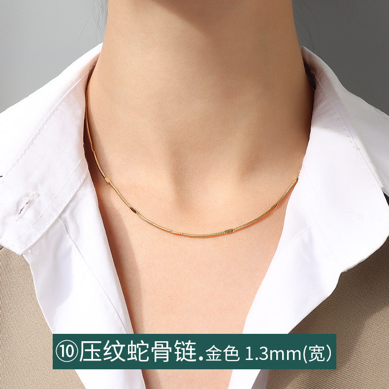 Collana a catena serpentina in acciaio al titanio placcato oro 18 carati, stile lusso leggero, con design a linea geometrica ondulata da donna