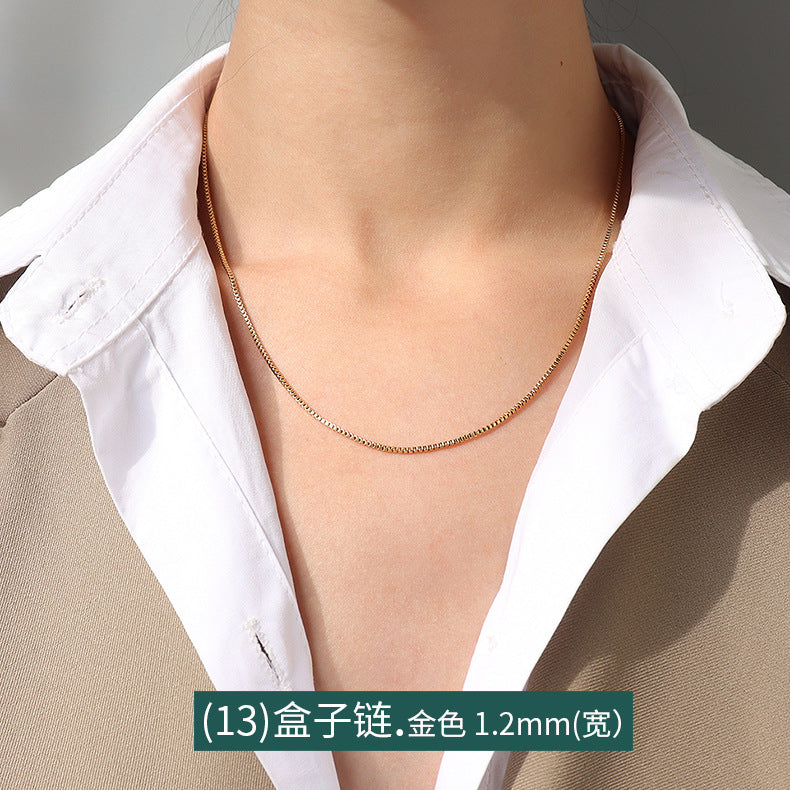 Collana a catena serpentina in acciaio al titanio placcato oro 18 carati, stile lusso leggero, con design a linea geometrica ondulata da donna