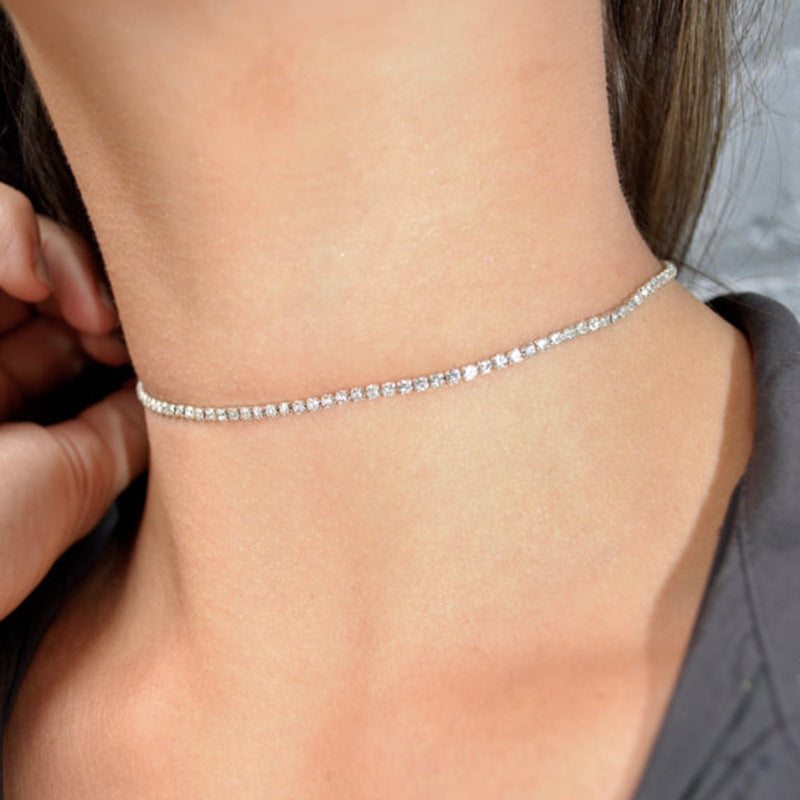 Collana girocollo da donna con catena a maglie geometrica a forma di curb, decorata con strass minimalisti e audaci, senza ciondolo a forma di medaglione