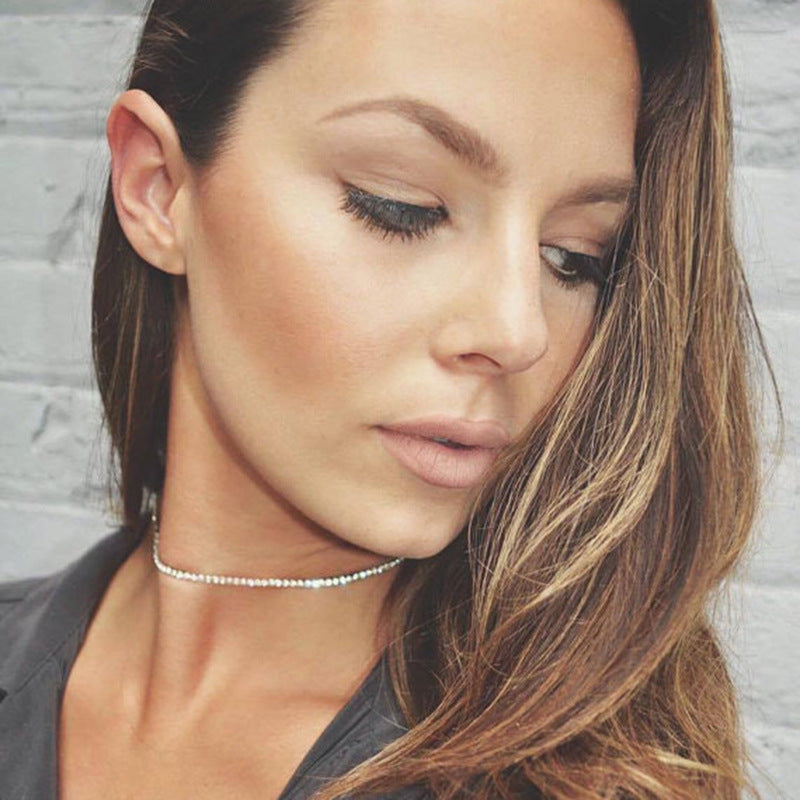 Collana girocollo da donna con catena a maglie geometrica a forma di curb, decorata con strass minimalisti e audaci, senza ciondolo a forma di medaglione