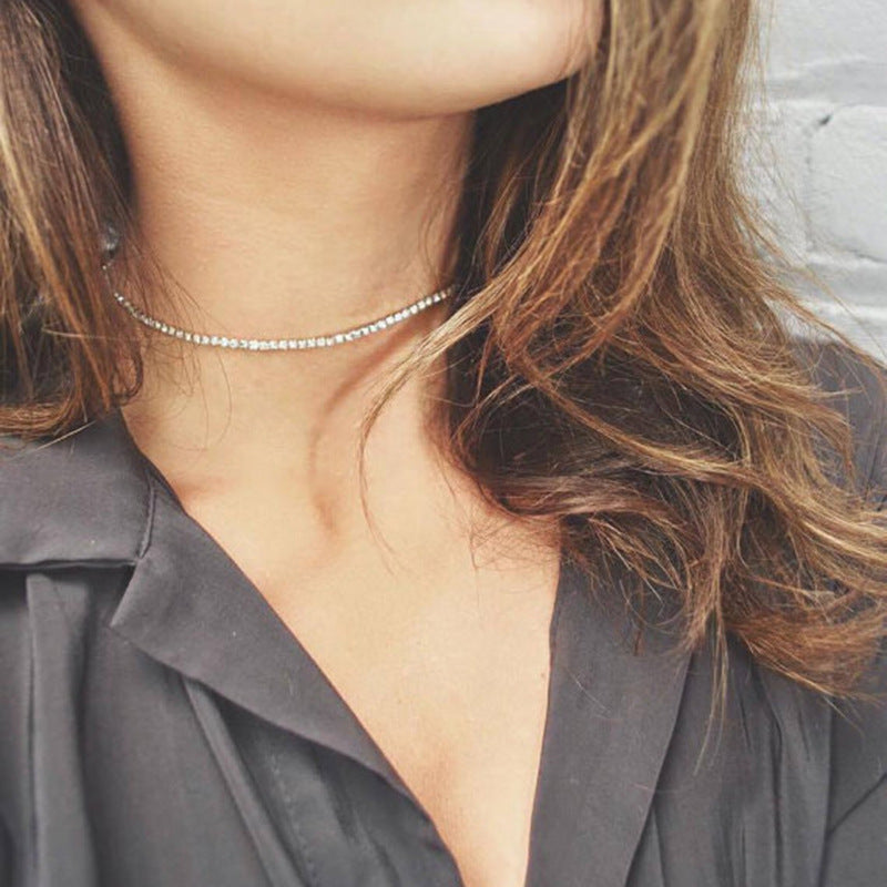 Collana girocollo da donna con catena a maglie geometrica a forma di curb, decorata con strass minimalisti e audaci, senza ciondolo a forma di medaglione
