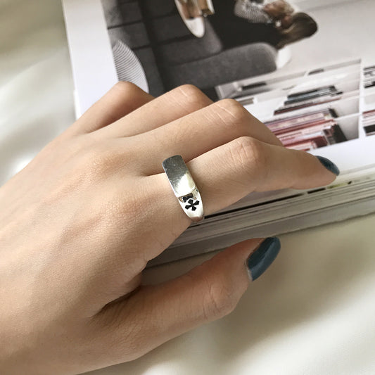 Anillo abierto de plata de ley 925 pulida chapada con diseño de cruz y motivos florales tallados, estilo vintage
