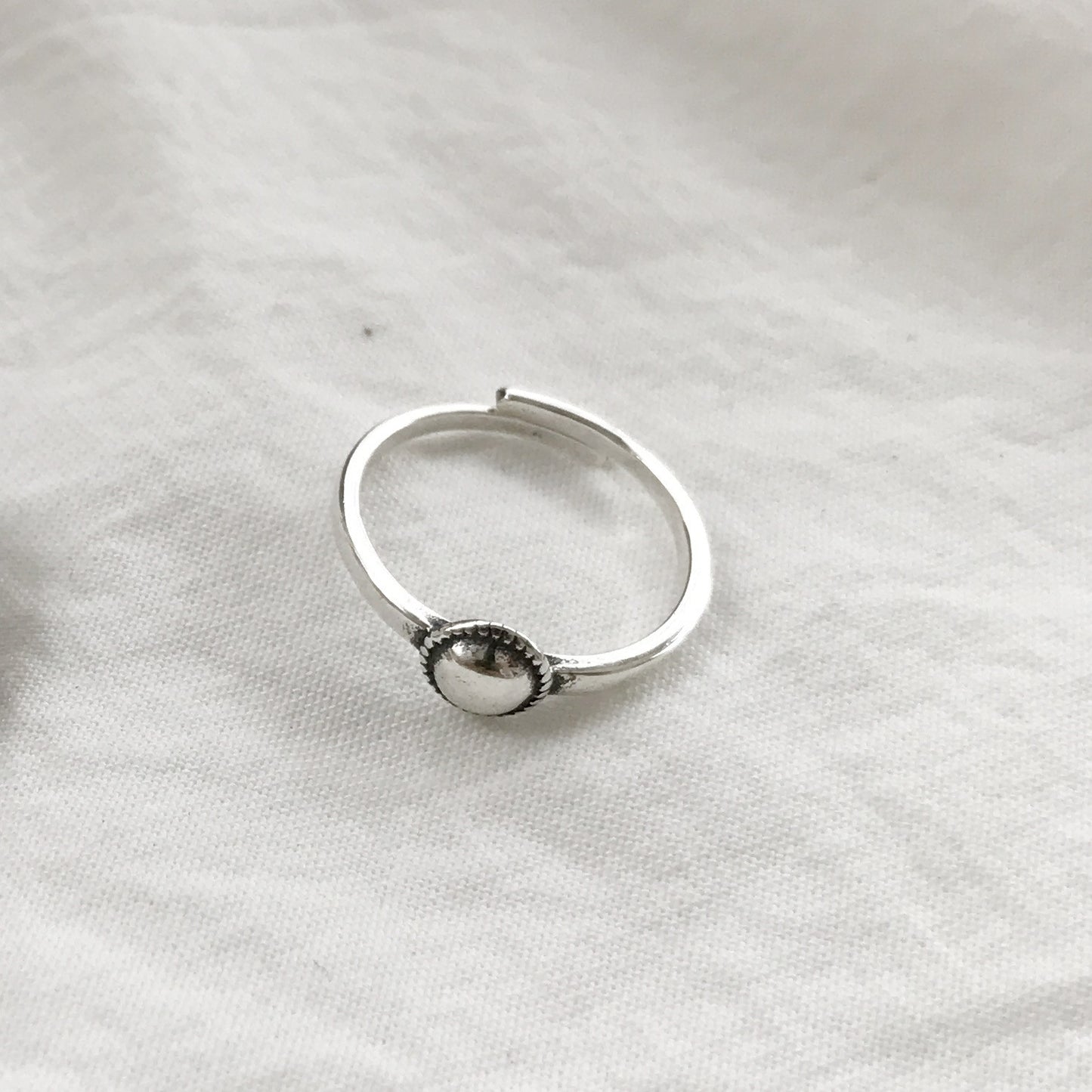 Anello aperto a mezza sfera geometrica in argento sterling S925 con design a linee pulite, anello minimalista da donna in argento