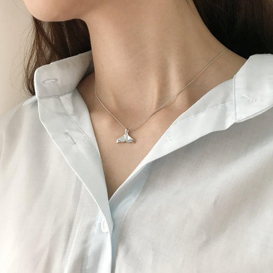 Collar de cadena de bola con cola de delfín geométrica de plata de ley 925