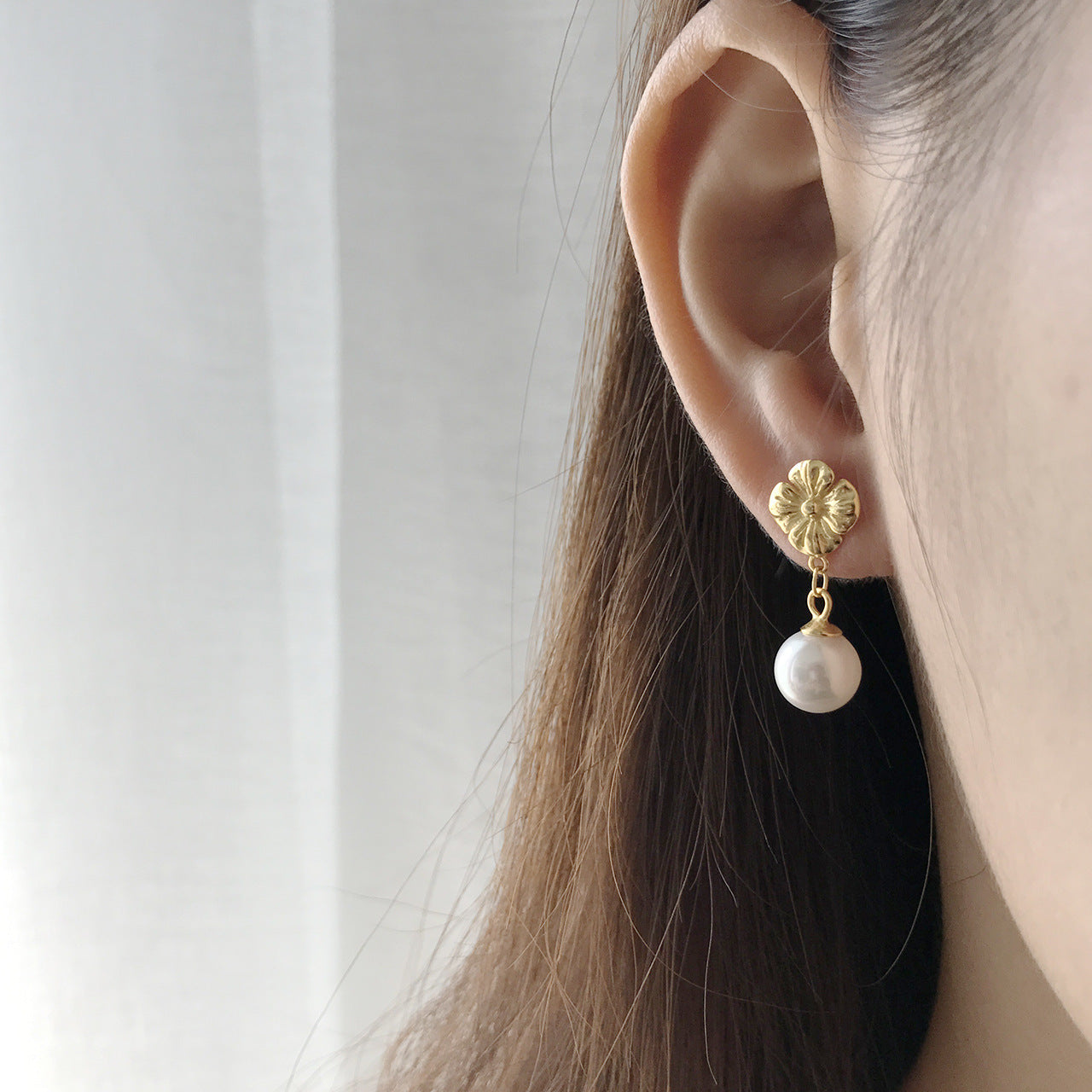Orecchini a perno minimalisti in argento sterling 925 con intarsio a goccia di perla