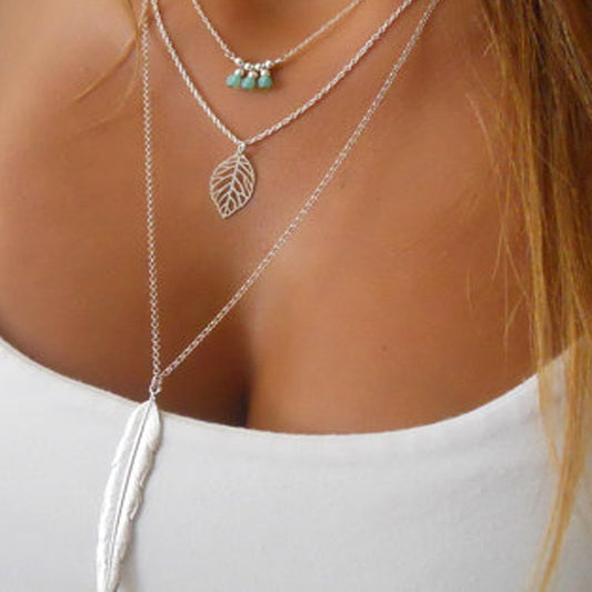 Collana da donna con pendente a foglia multistrato con piuma e perline turchesi, gioielli con catena in lega
