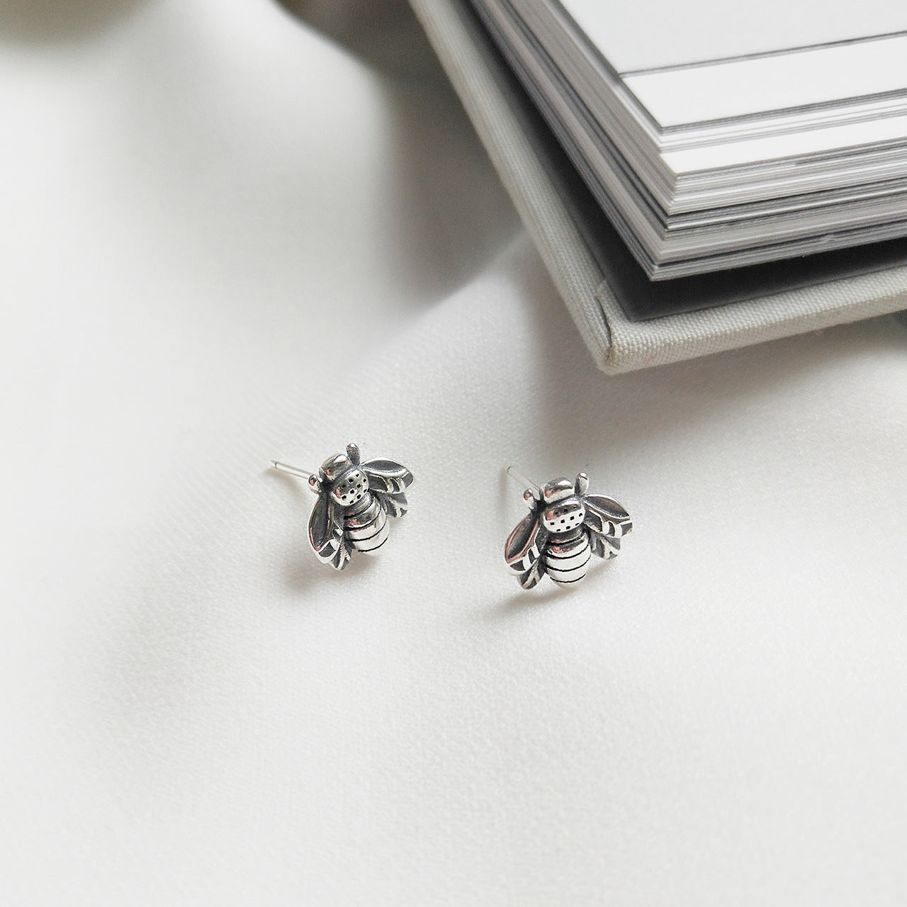 Orecchini a perno a goccia d'ape in argento sterling 925 vintage con intarsio di perle