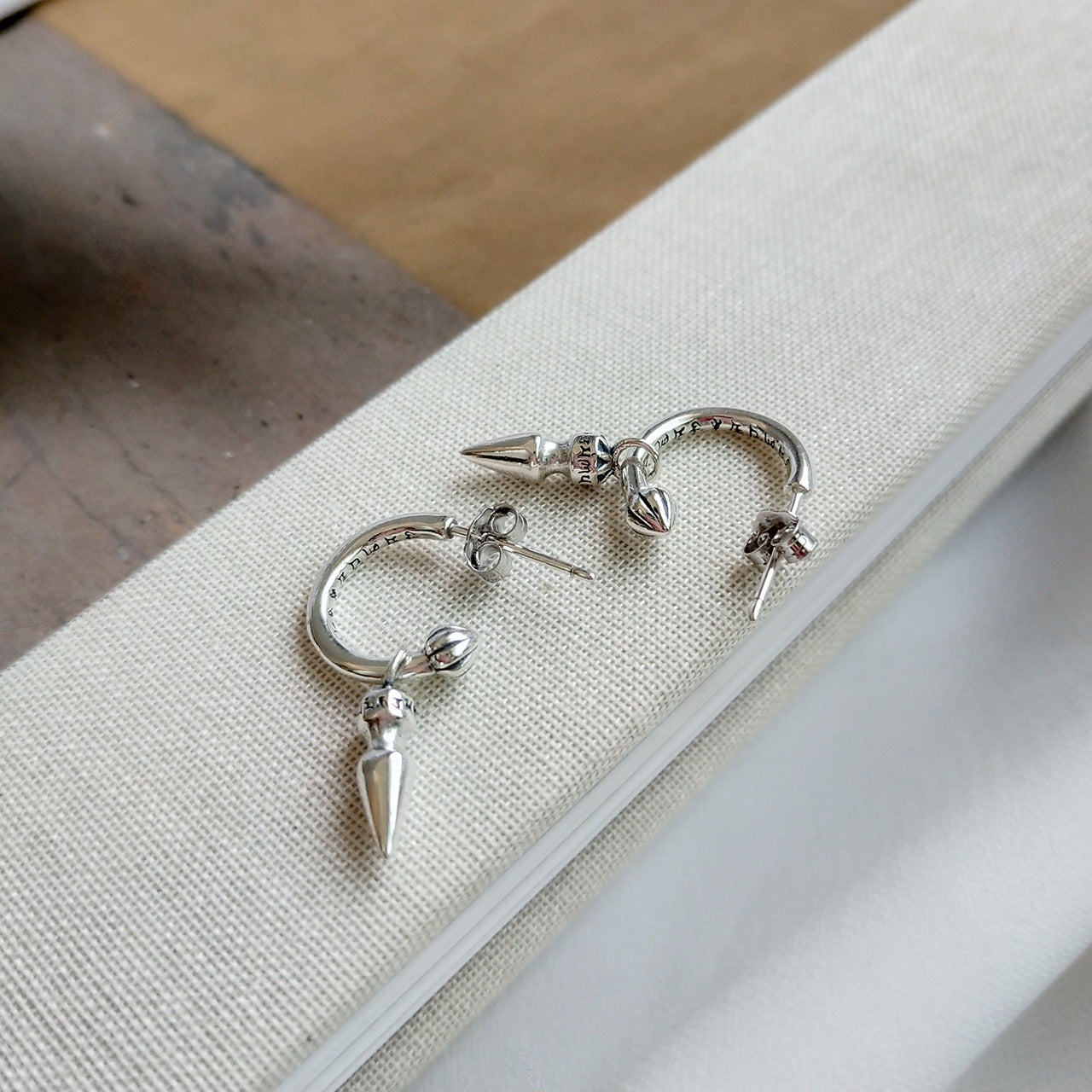 Pendientes largos geométricos de plata de ley 925 chapados con letras étnicas vintage