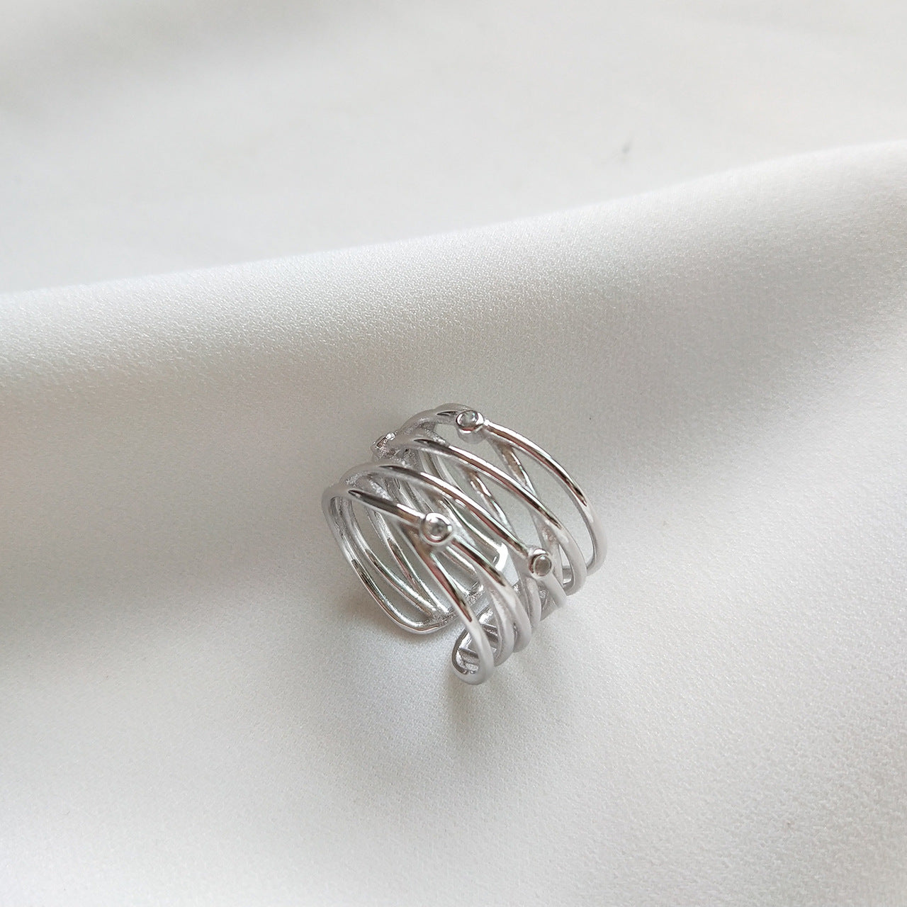 Anillo Minimalista de Plata de Ley 925 con Diseño Geométrico de Líneas Cruzadas Bañado