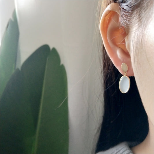 Pendientes cepillados geométricos minimalistas dulces de plata de ley 925 chapados en oro con piedras preciosas azules claras