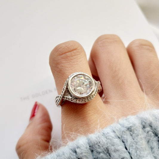 Anillo de Plata Esterlina 925 Bañado en Oro Blanco con Diseño Geométrico de Estrella y Microincrustaciones de Diamantes para Mujer