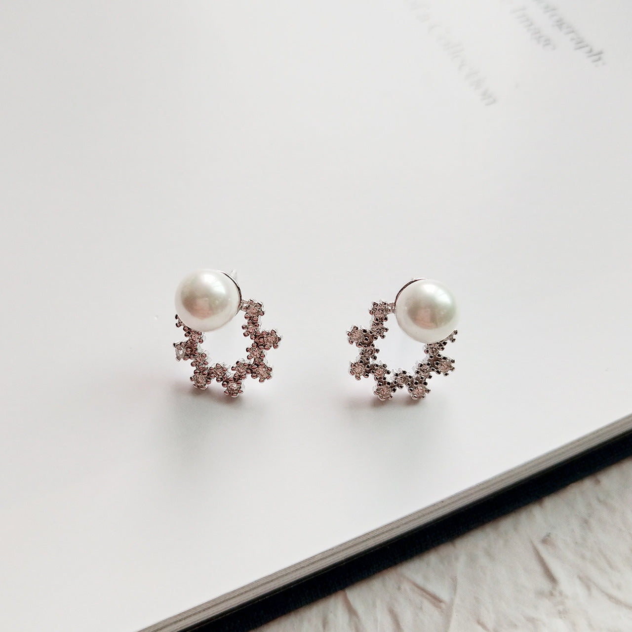 Orecchini Minimalisti Deliziosi Geometrici in Argento Sterling 925 Placcato Oro Bianco con Zirconia Cubica Micro-incastonata e Perla