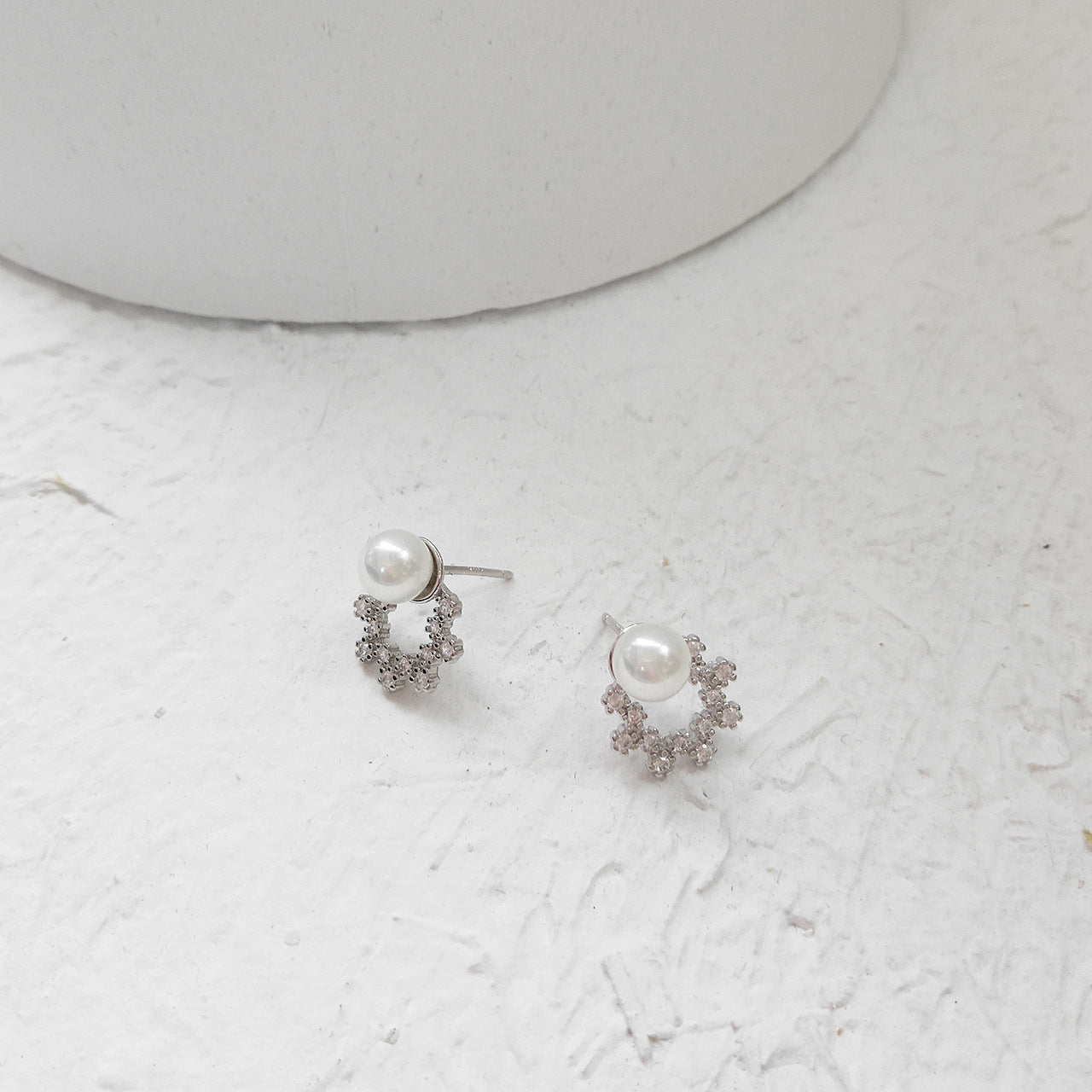 Orecchini Minimalisti Deliziosi Geometrici in Argento Sterling 925 Placcato Oro Bianco con Zirconia Cubica Micro-incastonata e Perla
