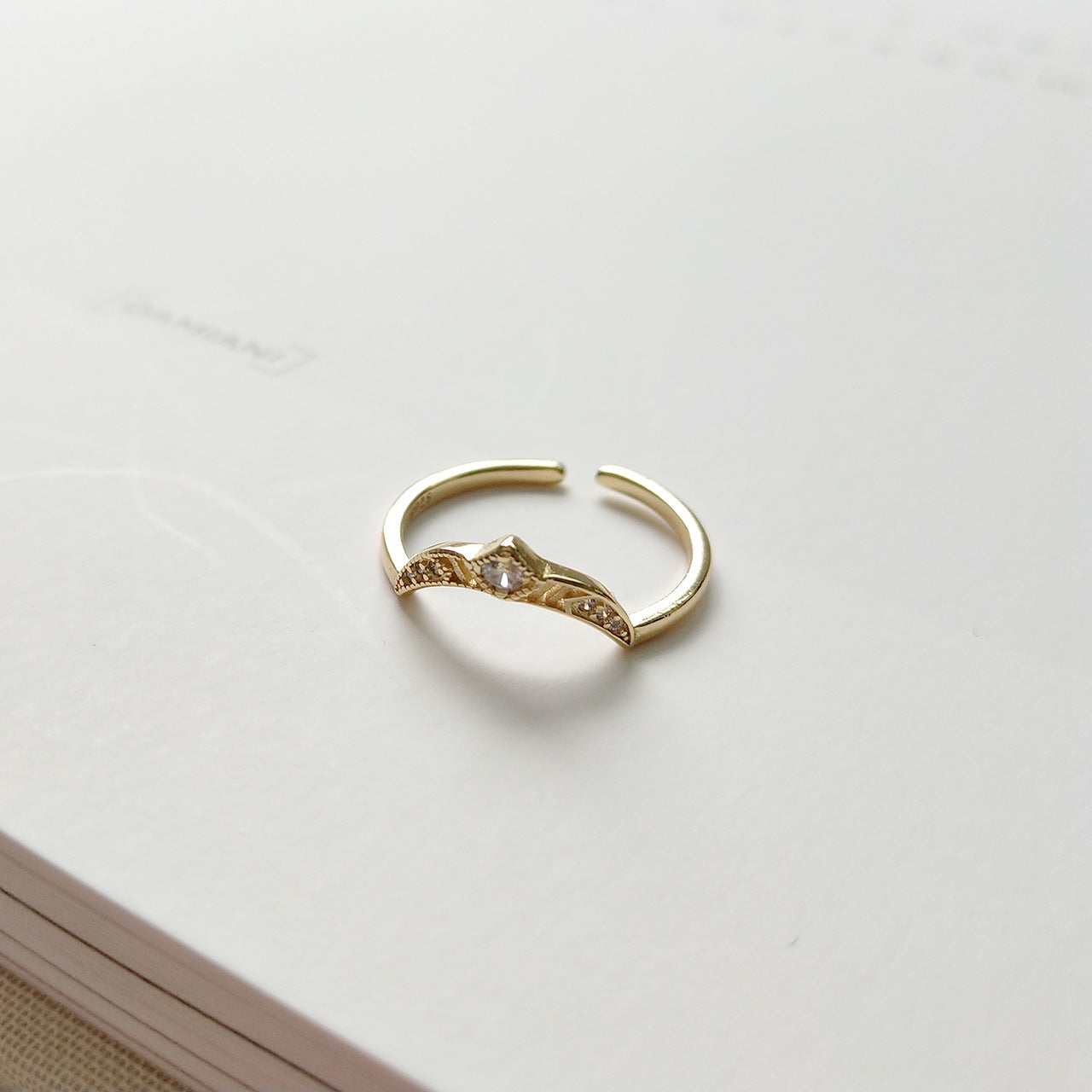 Anello minimalista in argento sterling 925, placcato oro con zirconia cubica micro-incastonata, regolabile, aperto