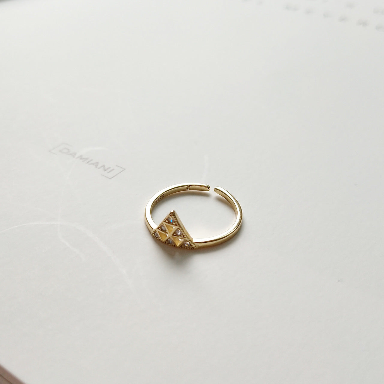 Anello minimalista in argento sterling 925, placcato oro con zirconia cubica micro-incastonata, regolabile, aperto