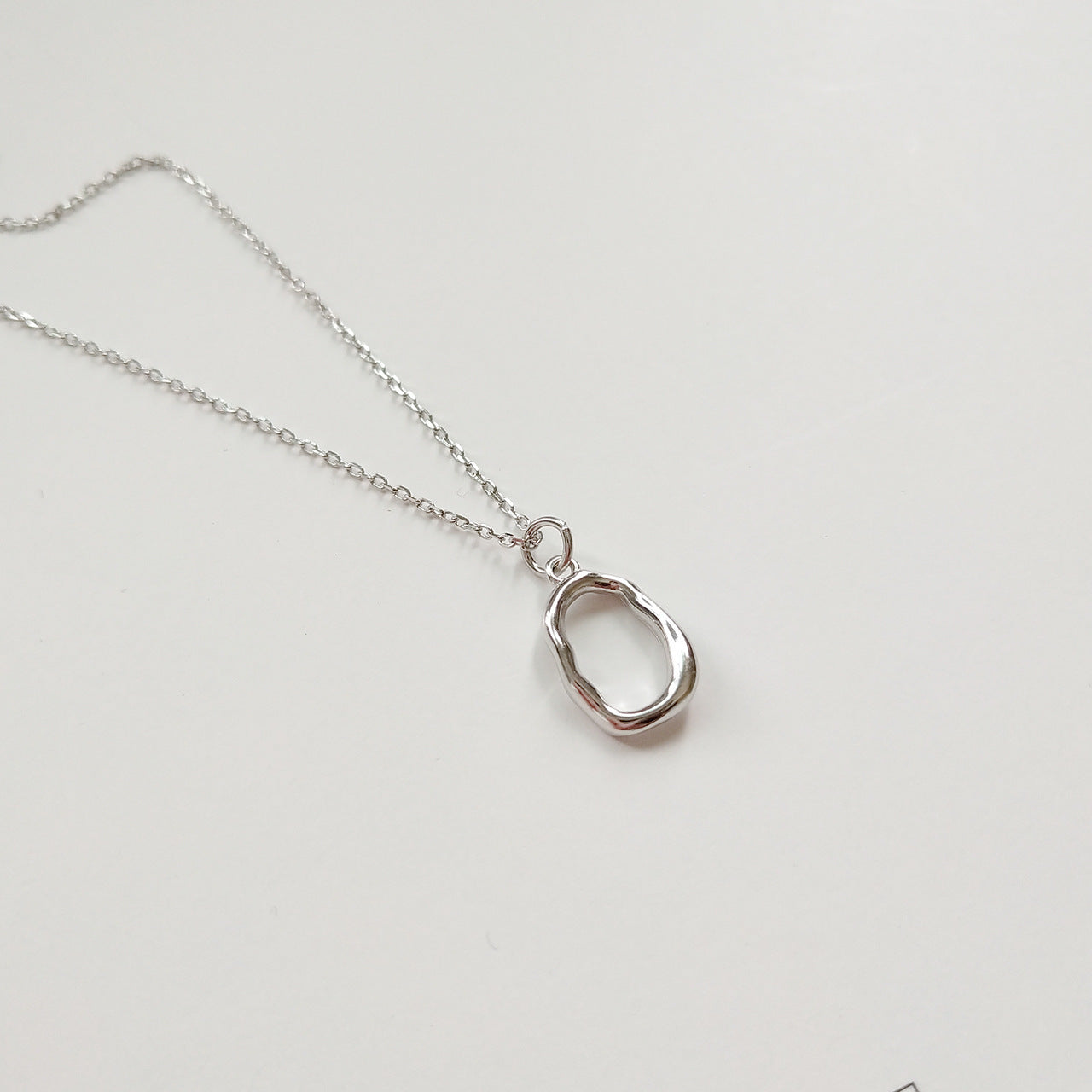Deliziosa collana irregolare geometrica in argento sterling 925 placcato oro bianco