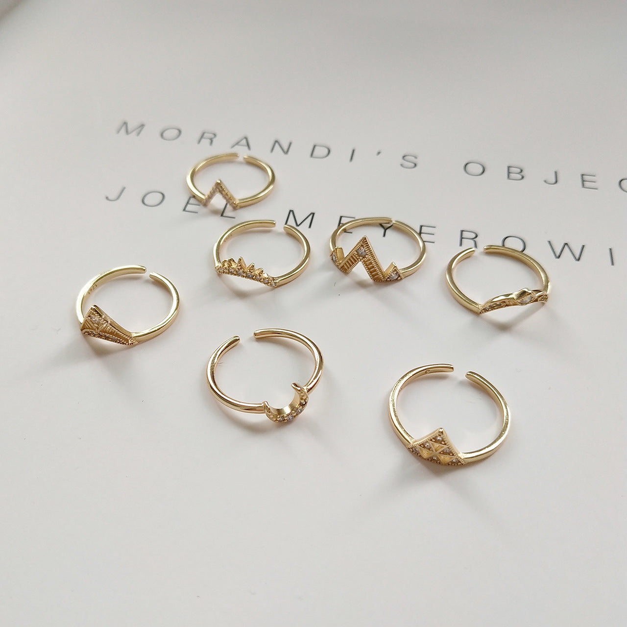 Anello minimalista in argento sterling 925, placcato oro con zirconia cubica micro-incastonata, regolabile, aperto