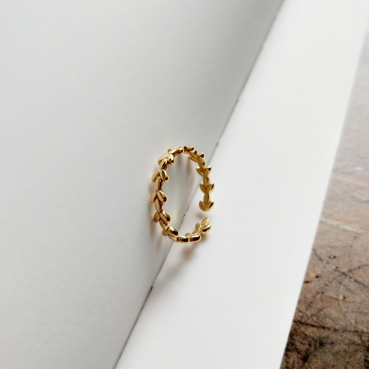 Anillo minimalista de plata de ley 925 con diseño geométrico chapado y estampado floral