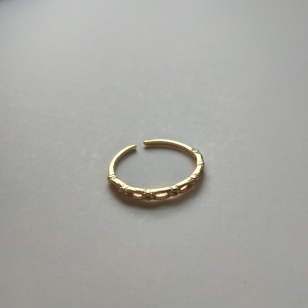 Anillo minimalista de plata de ley 925 con diseño geométrico chapado y estampado floral