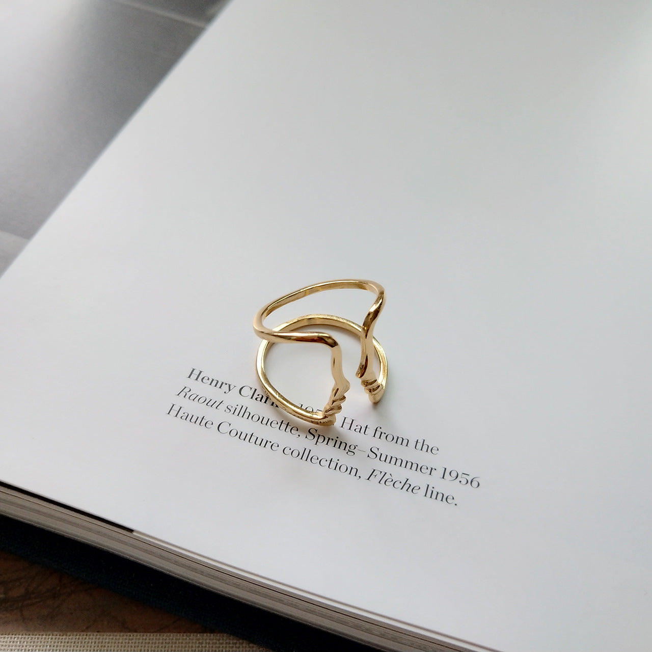 Anello Minimalista in Argento Sterling 925 Placcato Oro con Volto Astratto Geometrico