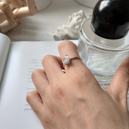 Anillo abierto de plata de ley S925 con forma de corazón y detalle de diamante