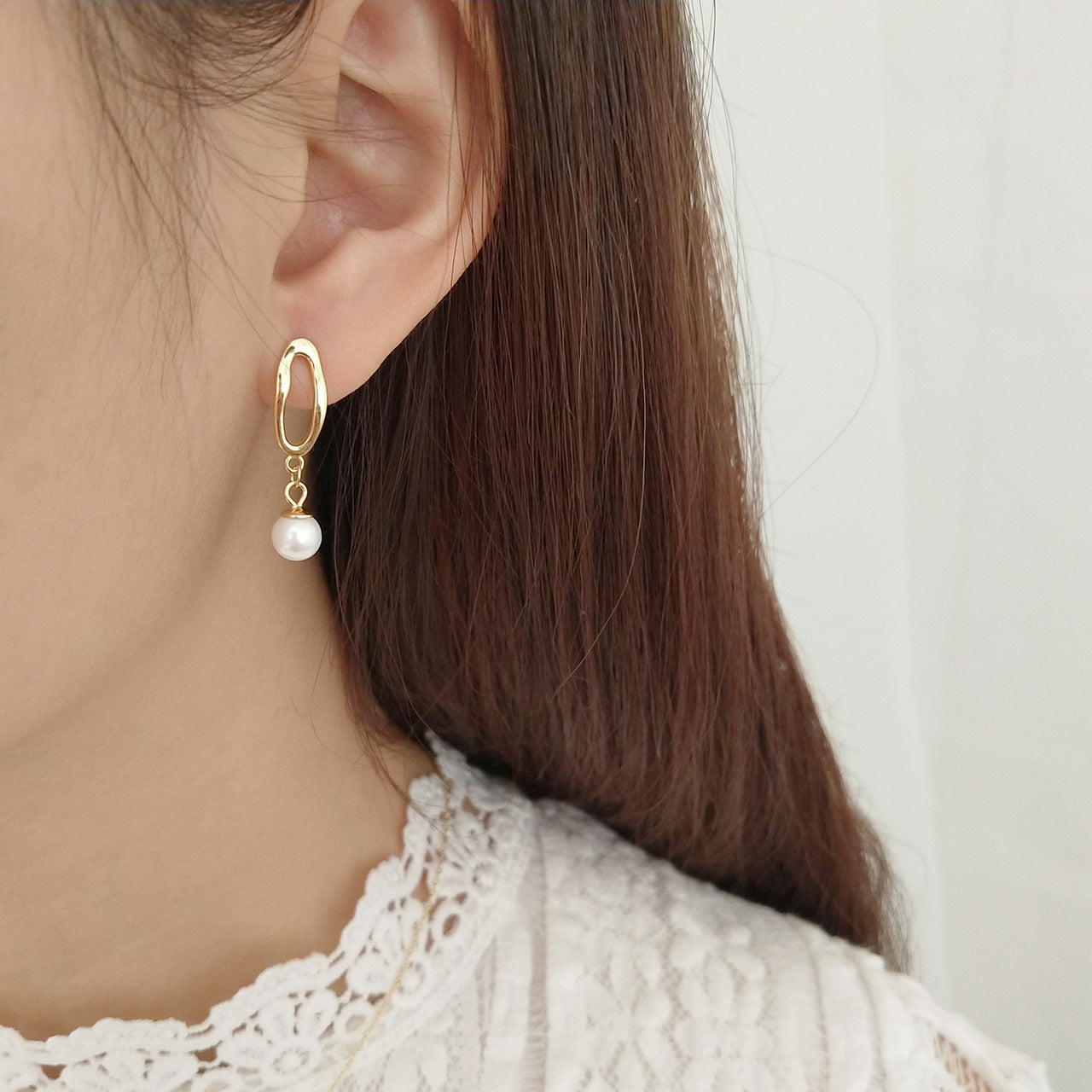Orecchini Minimalisti in Argento Sterling 925 Placcato Oro con Perle Asimmetriche Geometriche