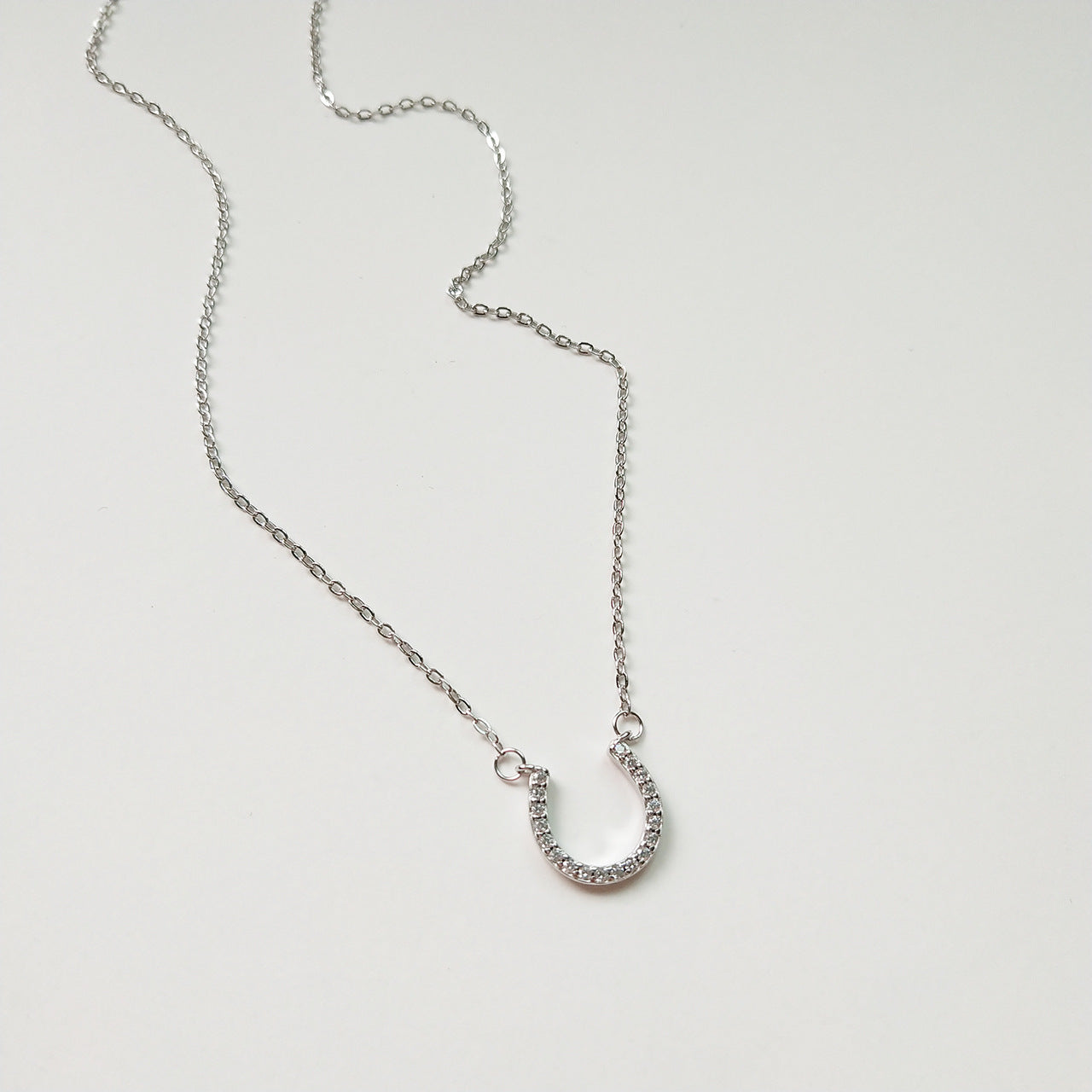 Collana da donna a catena a maglie, minimalista in argento sterling 925 placcato con ciondolo a lettera rotonda