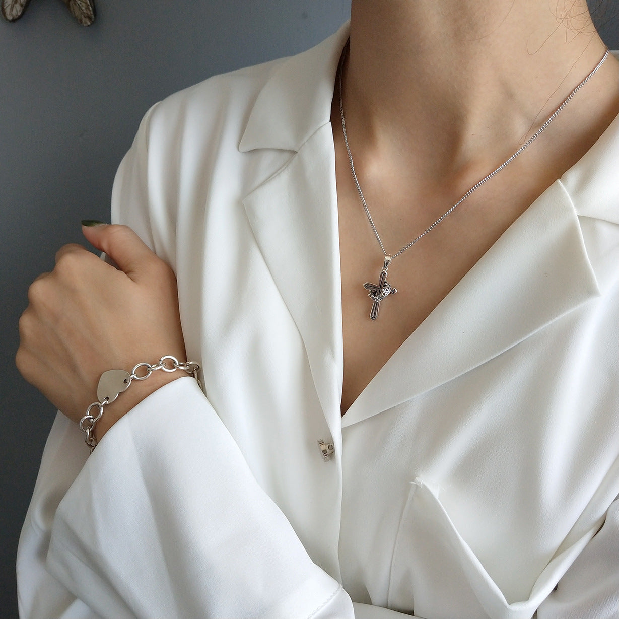 Collar con cadena de bolas y colgante de cruz coronada minimalista de plata de ley 925 bañada en oro para mujer